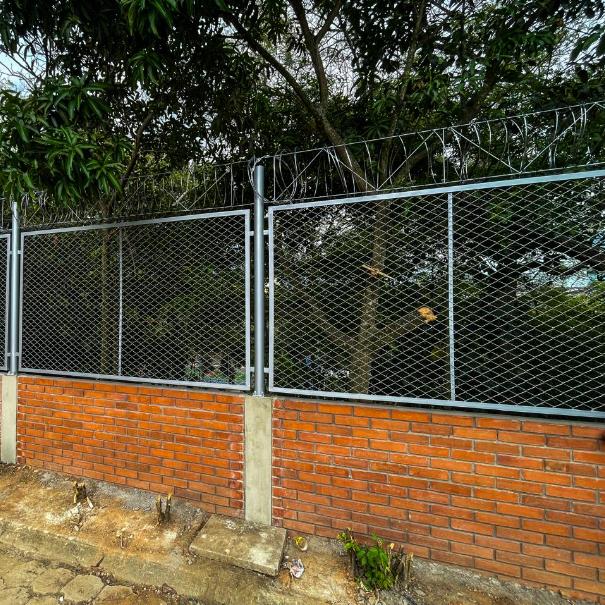 Muro de cerramiento terminado en Bosque III Sector E1