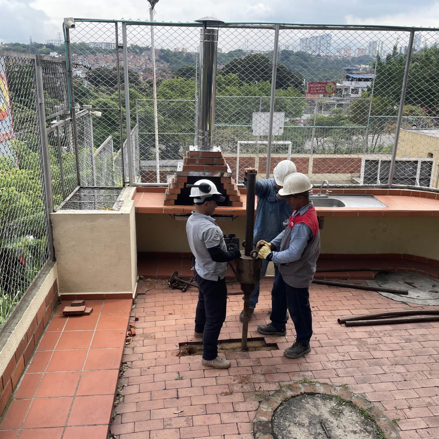 Profesionales realizando una inspección en la zona social de San Fermín I
