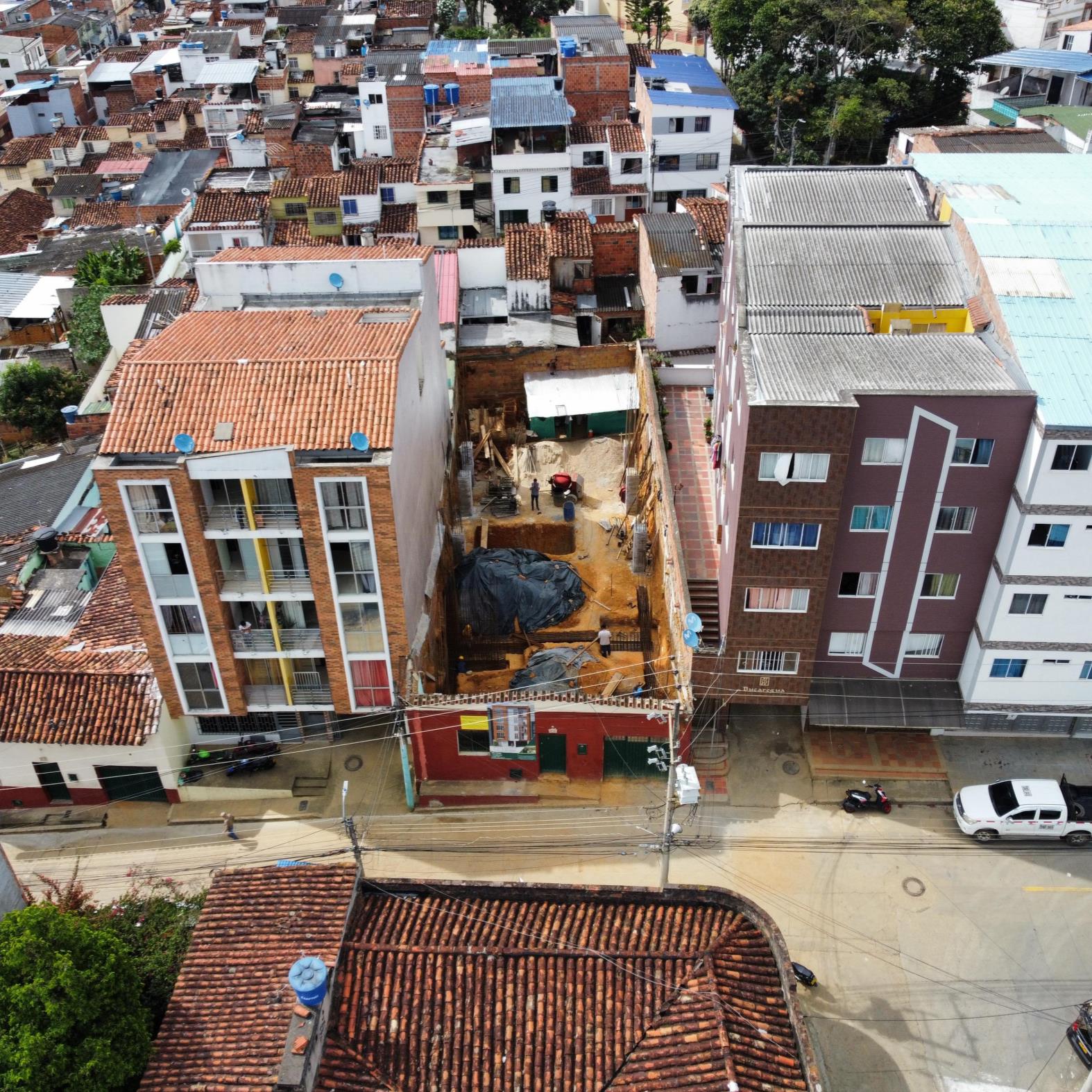 Vista aérea de la construcción del Edificio Montecaleb