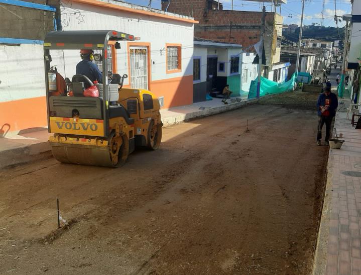 Compactación de la vía durante la reposición de alcantarillado en Lebrija