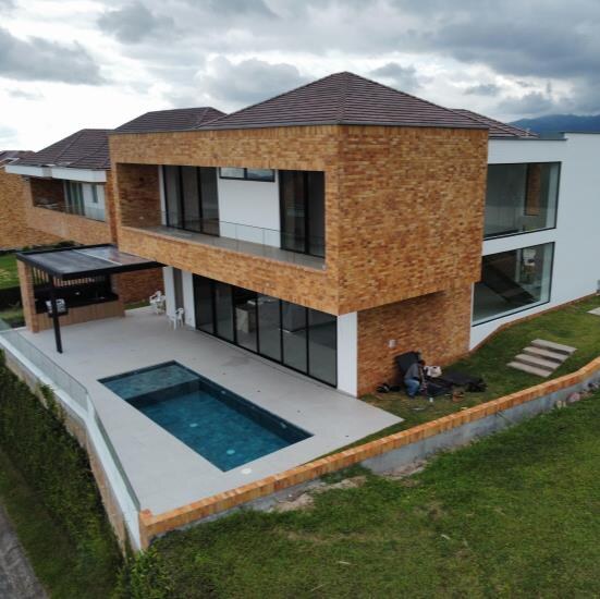 Piscina junto a una casa terminada en el Conjunto Residencial La Pradera