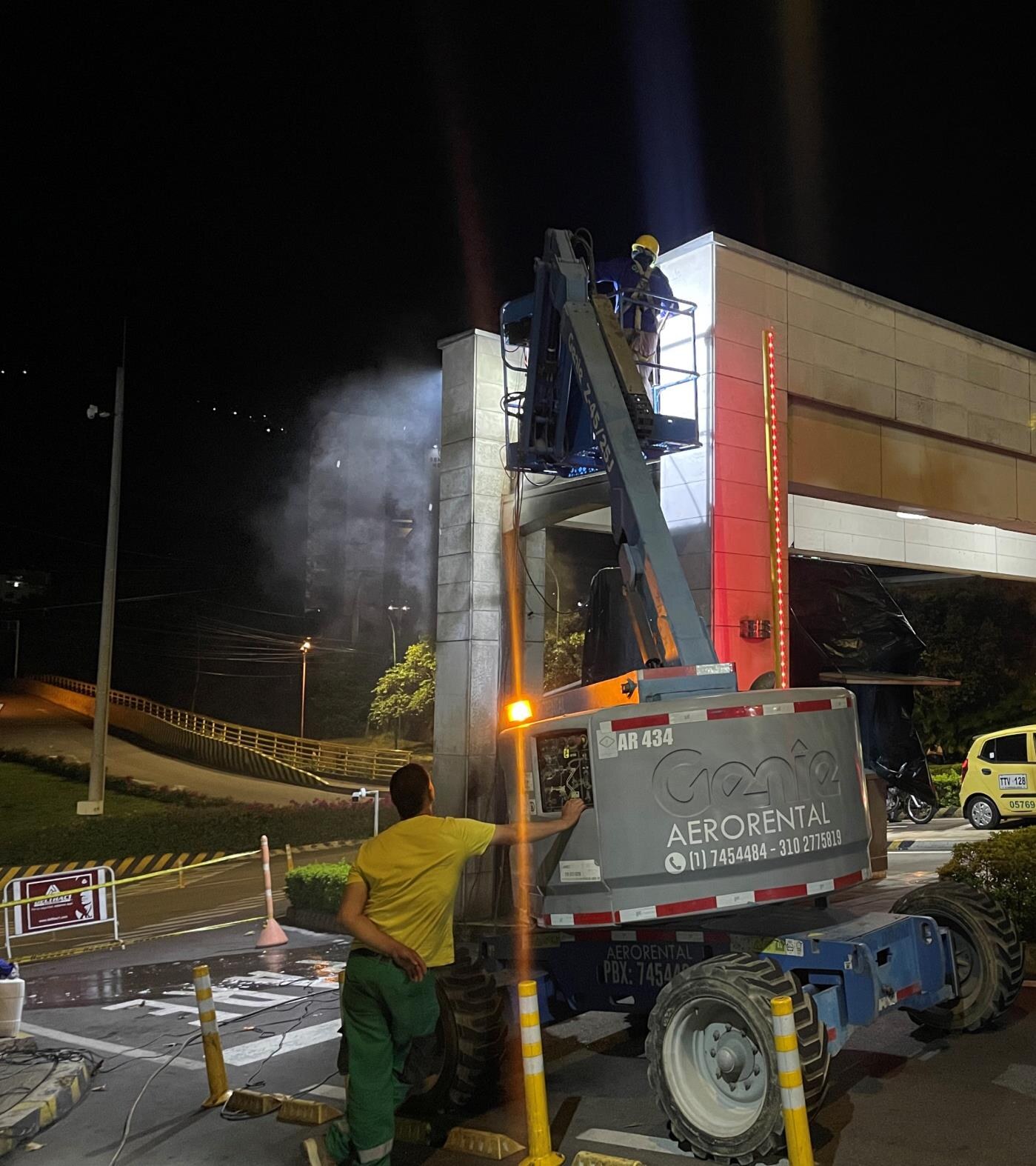Manlift utilizado durante el lavado y mantenimiento de una portería de Ruitoque Condominio