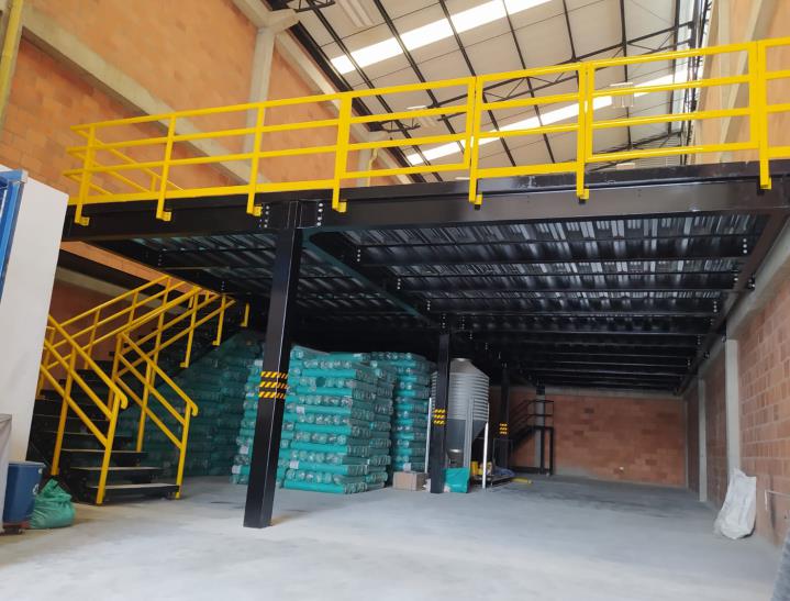 Mezanine metálico construido en una bodega del Parque Industrial San Jorge
