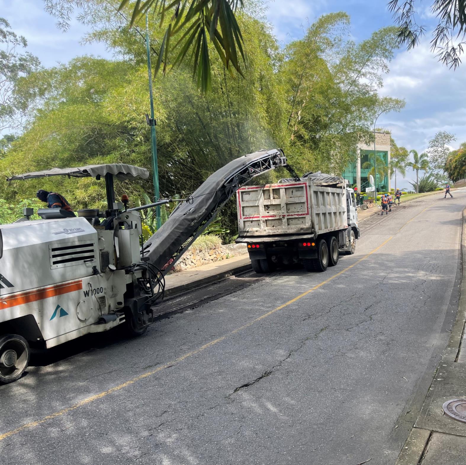 Trabajos de fresado y rehabilitación de una vía interna en Ruitoque Condominio